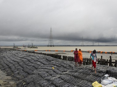 Operations in Kolkata airport suspended, over 1.2 lakh evacuated as Bengal braces for Cyclone Bulbul landfall; heavy rain, flooding expected in coastal districts Operations in Kolkata airport suspended, over 1.2 lakh evacuated as Bengal braces for Cyclone Bulbul landfall; heavy rain, flooding expected in coastal districts
