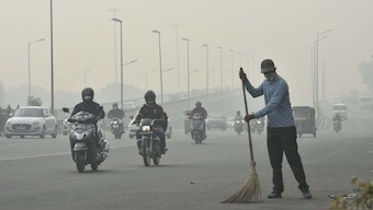 Delhi's air quality plunges to 'very poor' category, likely to worsen in next two days due to western disturbance, says Skymet