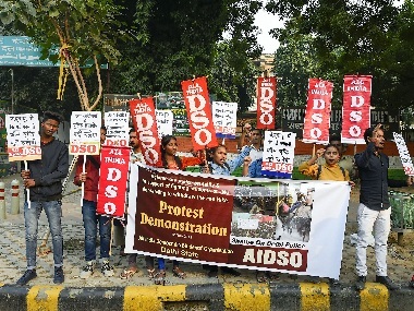 JNU stir over hostel fee hike: Delhi students protest against 'brutal police attack' on demonstrators JNU stir over hostel fee hike: Delhi students protest against 'brutal police attack' on demonstrators