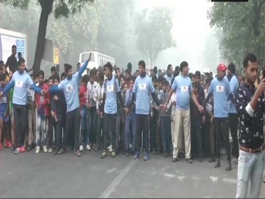 'Ironical': As Delhi chokes under 'severe' and 'hazardous' air, Twitter slams Prayas for making kids run in marathon without protective masks 'Ironical': As Delhi chokes under 'severe' and 'hazardous' air, Twitter slams Prayas for making kids run in marathon without protective masks