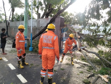 Cyclone Bulbul makes landfall, weakens into deep depression over Bay of Bengal: IMD predicts heavy rains in Bengal, Meghalaya, Tripura, Mizoram, Assam Cyclone Bulbul makes landfall, weakens into deep depression over Bay of Bengal: IMD predicts heavy rains in Bengal, Meghalaya, Tripura, Mizoram, Assam