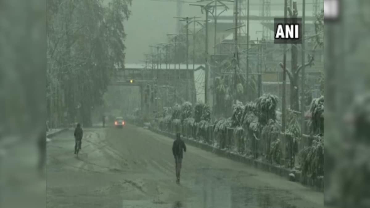 Heavy snowfall in Kashmir forces closure of Jammu-Srinagar National Highway; all flights to and from capital cancelled