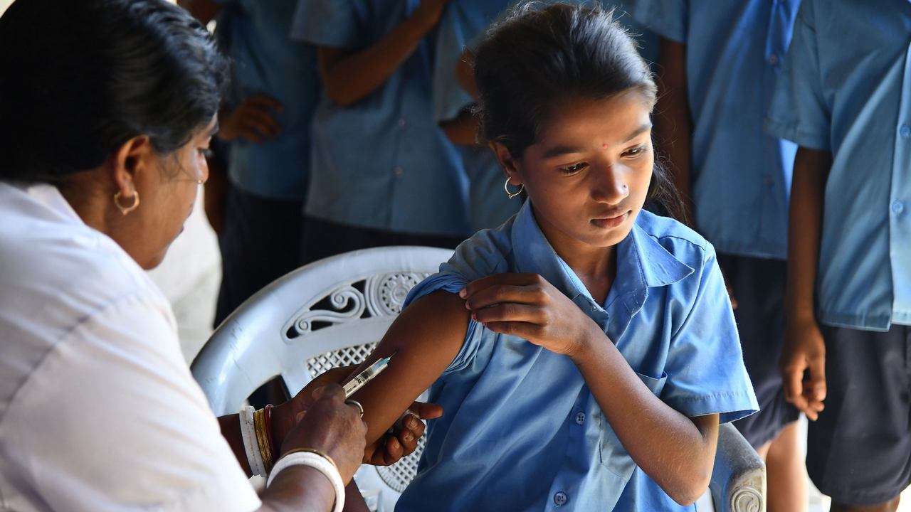 An India health worker injects a measles and rubella (MR) vaccine to a student at a government school at Hatibhangi village in Morigoan in Assam state on September 4, 2018. (Photo by Biju BORO / AFP)        (Photo credit should read BIJU BORO/AFP via Getty Images)