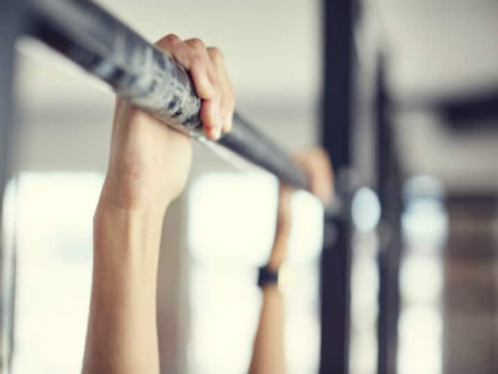 #NoDaysOff: How to work your way up to a pull up like Virat Kohli - Part 1