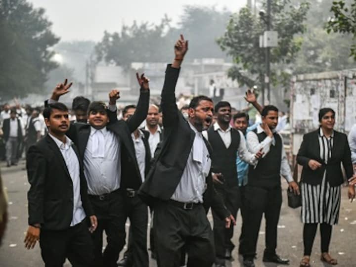 Tis Hazari violence: Lawyers of Delhi district courts to hold protest march today, demonstration expected at India Gate on 15 Nov
