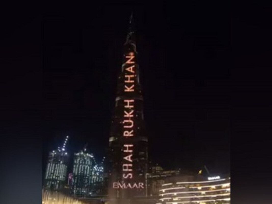 Shah Rukh Khan Turns 54 Dubai S Burj Khalifa Lights Up With A Birthday Message For The King Of Bollywood Entertainment News Firstpost