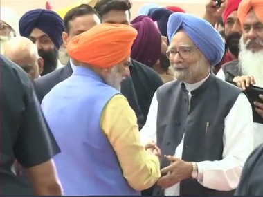 Kartarpur corridor inauguration: First batch of Indian pilgrims enters Pakistan through passage linking Gurdwara Darbar Sahib to Dera Baba Nanak shrine Kartarpur corridor inauguration: First batch of Indian pilgrims enters Pakistan through passage linking Gurdwara Darbar Sahib to Dera Baba Nanak shrine