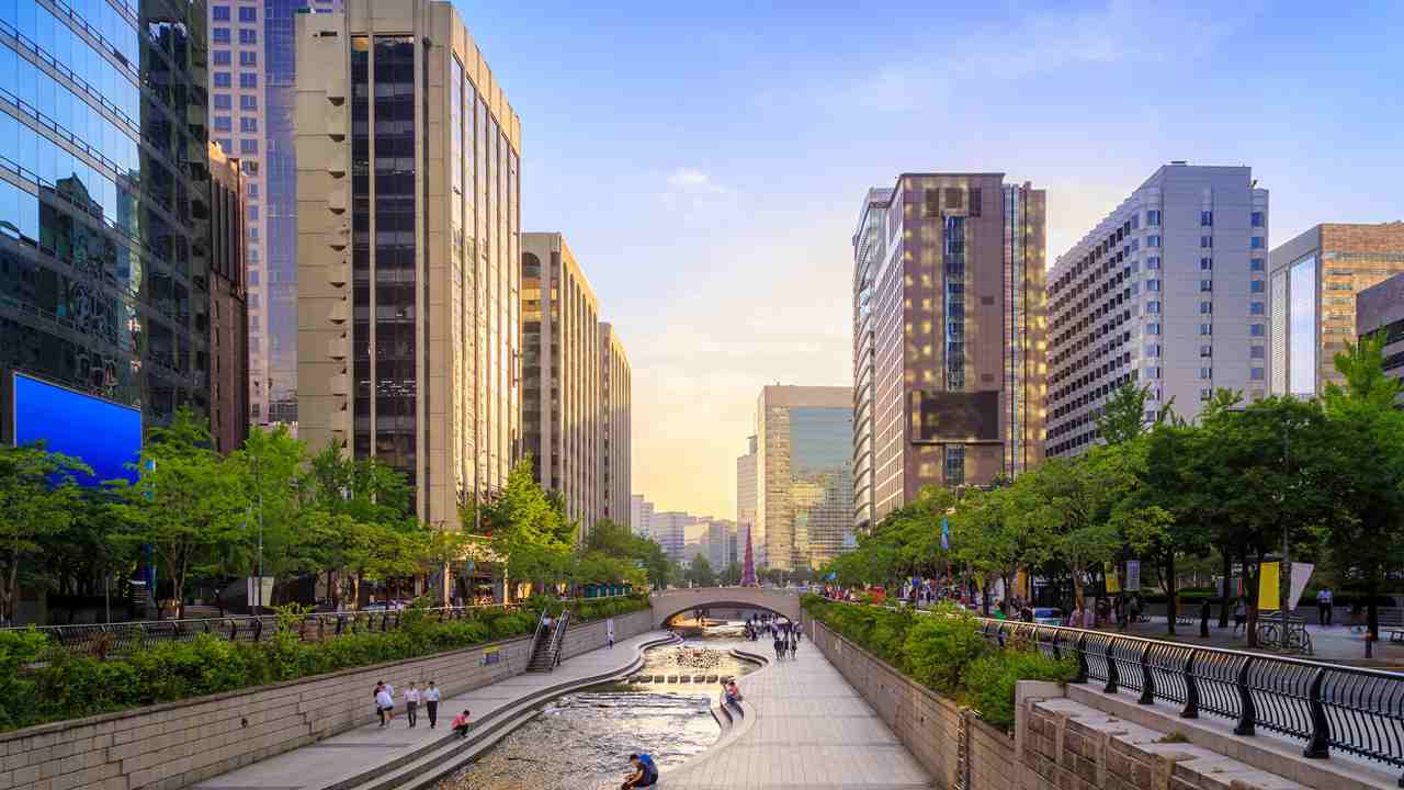 Green cities of the future are both ecologically and economically resilient — they are made of healthy, liveable neighborhoods where the benefits of nature are available to all residents. Image: The Nature Conservancy