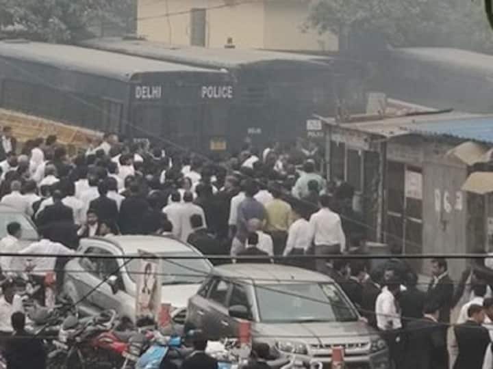 Tis Hazari court clash: Delhi HC orders judicial inquiry, transfer of two senior police officials; directs no action be taken against lawyers