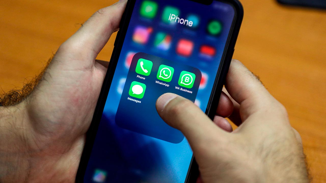 Facebook reports WhatsApp bug that could allow hackers to infect your phone via video file; update now Facebook reports WhatsApp bug that could allow hackers to infect your phone via video file; update now