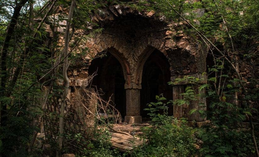 The abandoned home where Prince Cyrus of Oudh lived with his family, known as Malcha Mahal, in New Delhi, 5 August, 2019 (Bryan Denton/The New York Times) 