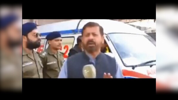 Watch: Pakistani TV reporter's reaction to a photobomber leaves Twitter in splits; video goes viral on social media