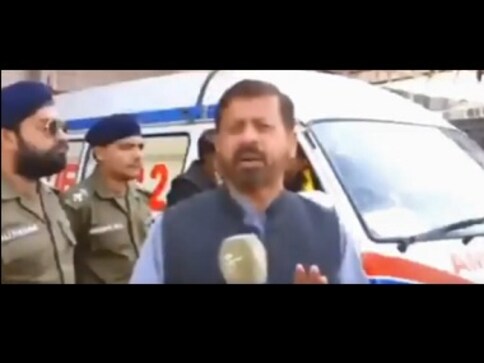 Watch: Pakistani TV reporter's reaction to a photobomber leaves Twitter in splits; video goes viral on social media Watch: Pakistani TV reporter's reaction to a photobomber leaves Twitter in splits; video goes viral on social media