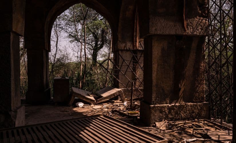 The abandoned home where Prince Cyrus of Oudh lived with his family, known as Malcha Mahal, in New Delhi, 7 June, 2019 (Bryan Denton/The New York Times)