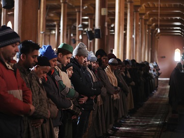 Around 100 people offer prayers at Srinagar’s Jamia Masjid for first time since abrogation of Article 370 in Jammu and Kashmir Around 100 people offer prayers at Srinagar’s Jamia Masjid for first time since abrogation of Article 370 in Jammu and Kashmir