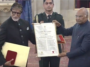 Amitabh Bachchan receives Dadasaheb Phalke award from President Ram Nath Kovind; Abhishek, Jaya attend the ceremony Amitabh Bachchan receives Dadasaheb Phalke award from President Ram Nath Kovind; Abhishek, Jaya attend the ceremony
