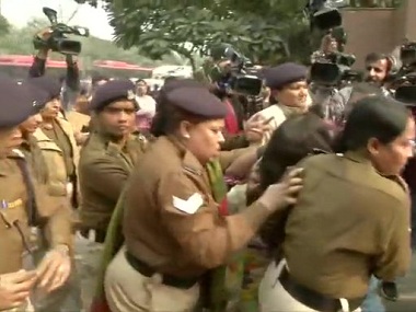 Woman protests Unnao rape victim's murder by pouring inflammable liquid on minor daughter outside Safdarjung Hospital; girl unhurt, woman detained Woman protests Unnao rape victim's murder by pouring inflammable liquid on minor daughter outside Safdarjung Hospital; girl unhurt, woman detained