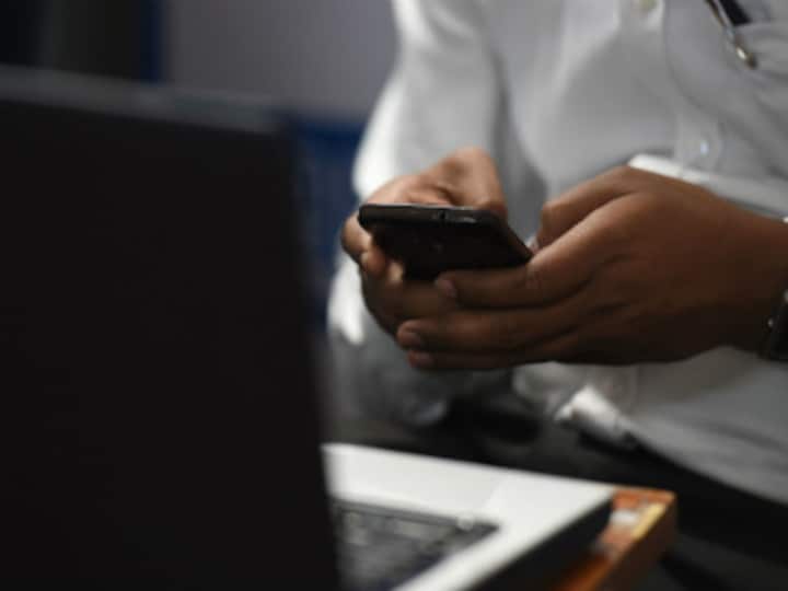 DoT to write fresh letters to telecom companies, questions discrepancy in AGR dues math; seeks names of MDs