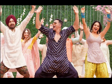 Good Newwz song Sauda Khara Khara: Akshay Kumar, Diljit Dosanjh, Kiara Advani match steps on Sukhbir's track Good Newwz song Sauda Khara Khara: Akshay Kumar, Diljit Dosanjh, Kiara Advani match steps on Sukhbir's track