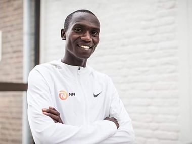 Joshua Cheptegei breaks Patrick Komon's nine-year old 10,000m world record in Valencia Joshua Cheptegei breaks Patrick Komon's nine-year old 10,000m world record in Valencia