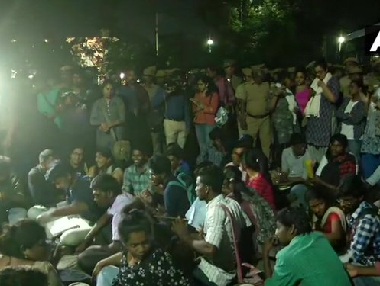 CAA protests: Madras University students continue agitation as Tamil Nadu Police enters varsity's Marina campus CAA protests: Madras University students continue agitation as Tamil Nadu Police enters varsity's Marina campus