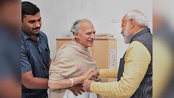 Narendra Modi visits Arun Shourie at Pune hospital, wins over Twitterati for gesture towards staunch critic
