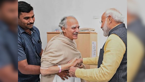 Narendra Modi visits Arun Shourie at Pune hospital, wins over Twitterati for gesture towards staunch critic
