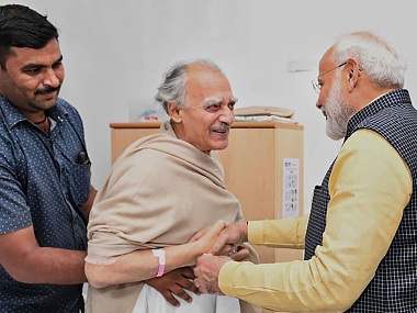 Narendra Modi visits Arun Shourie at Pune hospital, wins over Twitterati for gesture towards staunch critic Narendra Modi visits Arun Shourie at Pune hospital, wins over Twitterati for gesture towards staunch critic