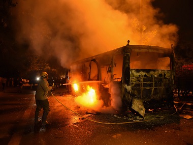 'Arsonists can be identified by clothes': Opposition condemns Modi's remark; Jamia students remove shirts during protests 'Arsonists can be identified by clothes': Opposition condemns Modi's remark; Jamia students remove shirts during protests