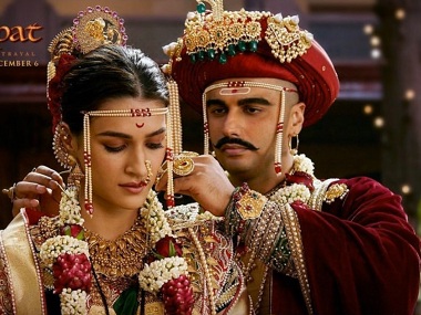 Panipat song Sapna Hai Sach Hai gives a glimpse of Arjun Kapoor, Kriti Sanon's Maharashtrian wedding ceremony Panipat song Sapna Hai Sach Hai gives a glimpse of Arjun Kapoor, Kriti Sanon's Maharashtrian wedding ceremony