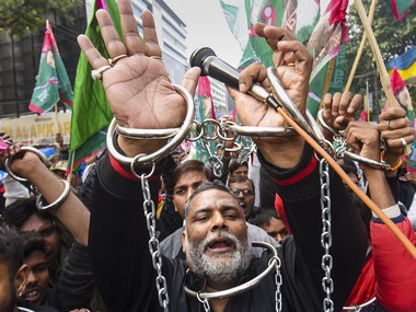 JAP, VIP activists in spotlight as disruption of traffic, vandalism and arson mark Bihar bandh; Left takes out rally in north JAP, VIP activists in spotlight as disruption of traffic, vandalism and arson mark Bihar bandh; Left takes out rally in north