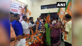 Upset with Uddhav Thackeray's decision to form alliance with NCP-Congress, 400 Shiv Sena workers join BJP at Mumbai event