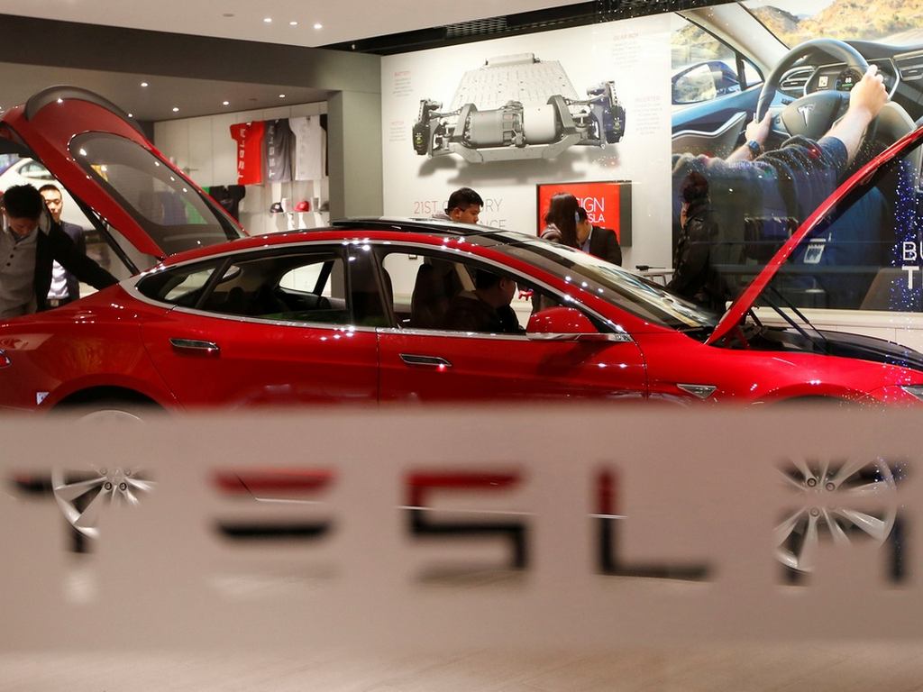 A man looks around Tesla Motors' Model S P85 at its showroom in Beijing January 29, 2014. REUTERS/Kim Kyung-Hoon/File Photo - S1BETUPEMBAA