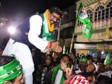Hemant Soren to return for second time as Jharkhand CM: Well-planned campaign, focus on local issues helped JMM-Congress-RJD trounce BJP Hemant Soren to return for second time as Jharkhand CM: Well-planned campaign, focus on local issues helped JMM-Congress-RJD trounce BJP