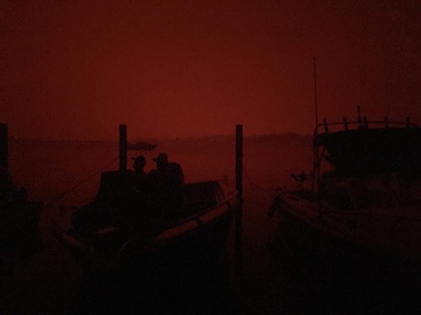 Australia bushfires: Thousands of tourists, residents trapped in coastal Mallacoota town; 4,000 people sheltering on beach, says fire commissioner Australia bushfires: Thousands of tourists, residents trapped in coastal Mallacoota town; 4,000 people sheltering on beach, says fire commissioner