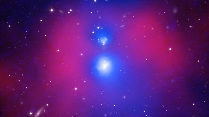 Two merging galaxy groups put on a spectacular display for Chandra telescope