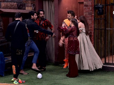 Bigg Boss 13 Day 77 highlights: Salman Khan loses temper over Rashami Desai and Sidharth Shukla's ugly fight Bigg Boss 13 Day 77 highlights: Salman Khan loses temper over Rashami Desai and Sidharth Shukla's ugly fight