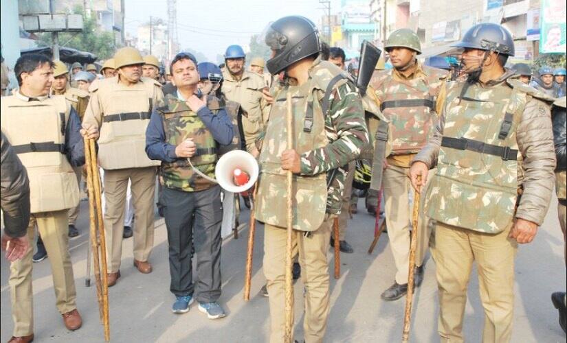 Muzaffarnagar Police tries to keep the peace on Friday. Firstpost/Gulfam
