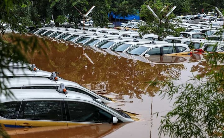 Jakarta floods on New Year's Day due to heavy rains; 16 killed, thousands displaced in Indonesian capital