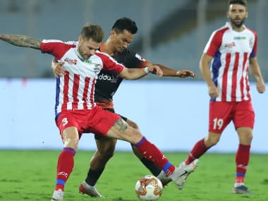 ATK’s Mandi Sosa and FC Goa’s Seiminlen Doungel vie for the ball at Salt Lake Stadium, Kolkata. ISL