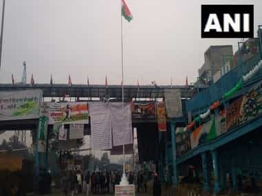 On Republic Day, Shaheen Bagh protesters unfurl Tricolour, sing National Anthem and read Preamble On Republic Day, Shaheen Bagh protesters unfurl Tricolour, sing National Anthem and read Preamble