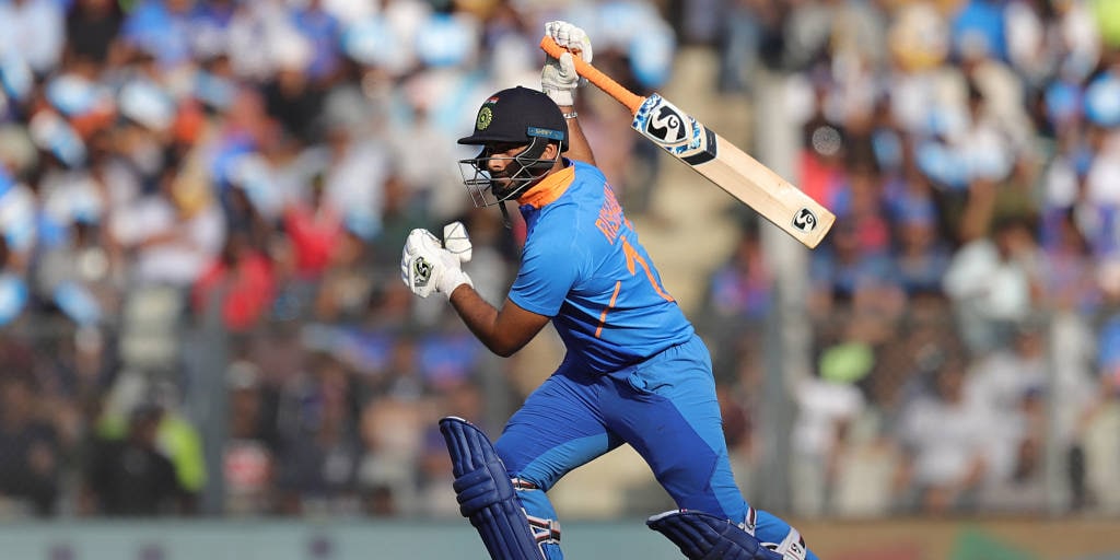 KL Rahul takes over wicketkeeper's gloves after Rishabh Pant suffers ...