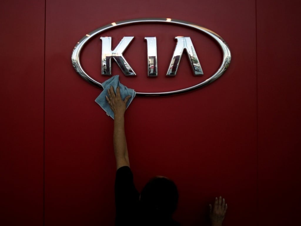 An employee cleans the logo of KIA Motor at car dealership in Monterrey, Mexico, August 23, 2016. REUTERS/Daniel Becerril - RTX2MRJ7