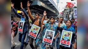 Students protest against CAA, NRC outside Victoria Memorial as BJP MP Swapan Dasgupta addresses Kolkata Literary Meet session