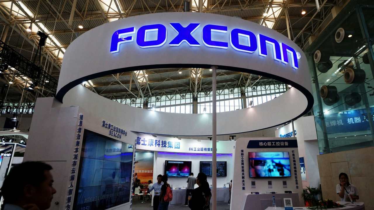 Fearing Covid, workers flee from Foxconn's vast Chinese iPhone plant