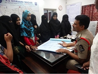 Girls rescued by Shaheen Women’s Resource and Welfare Association interacting with the police. Image procured by author 