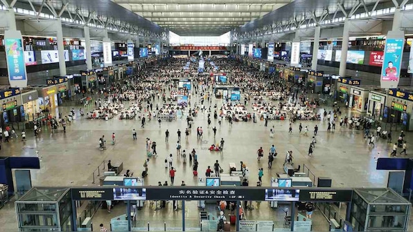 China stops all public transport, flights from Wuhan to contain the spread, as death toll reaches 17
