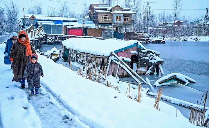 Dal Lake freezes over as Jammu and Kashmir receives fresh heavy snowfall; flights to and from Srinagar disrupted