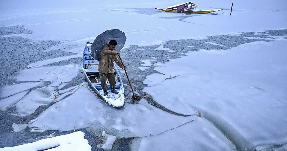 Dal Lake Freezes Over As Jammu And Kashmir Receives Fresh Heavy ...