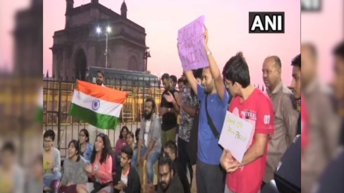 JNU violence: Students from various colleges continue protests at Gateway of India in Mumbai, condemn attack on varsity